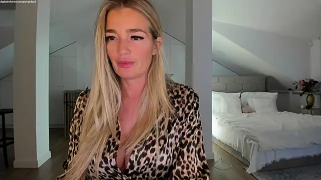 Snapshot of Yourhotqueeen chatting on 12, 1, 2026 Yourhotqueeen online show from 12, 1, 2026