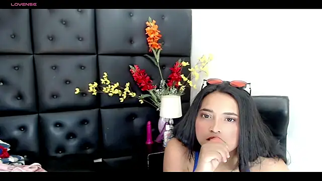 Carolaine01 online show from 3, 3, 2025