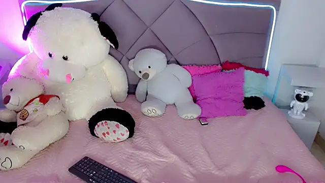 Carolaine01 online show from 14, 11, 2025