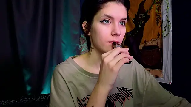 Snapshot of Hyeon_Jin chatting on 5, 1, 2025 Hyeon Jin online show from 5, 1, 2025