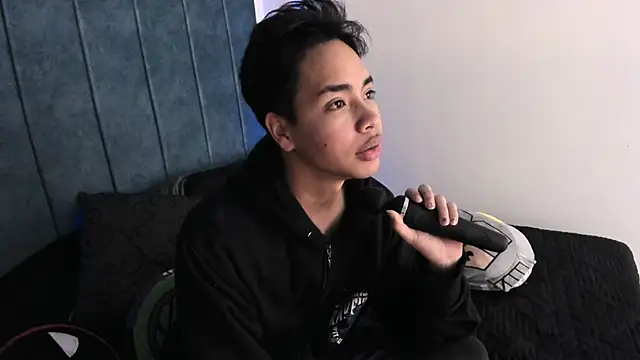 Snapshot of AlecLightwood_ chatting on 5, 1, 2025 AlecLightwood online show from 5, 1, 2025