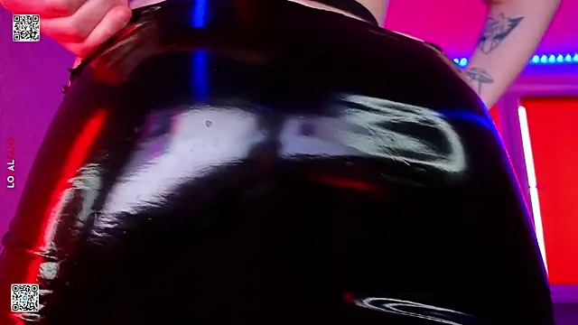 Snapshot of mon_lola chatting on 8, 4, 2026 mon lola online show from 8, 4, 2026