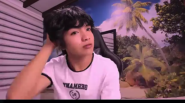 Snapshot of AllanYong18 chatting on 1, 2, 2025 AllanYong18 online show from 1, 2, 2025