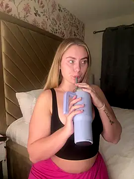 Snapshot of lucyRose_xoxox chatting on 28, 9, 2025 lucyRose xoxox online show from 28, 9, 2025