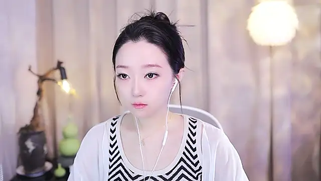 Snapshot of Zoe-99 chatting on 5, 11, 2025 Zoe-99 online show from 5, 11, 2025