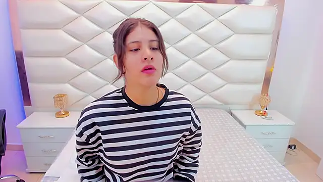 MiaQueen021 online show from 24, 1, 2025