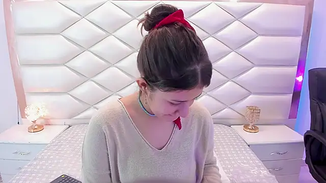 MiaQueen021 online show from 5, 2, 2025