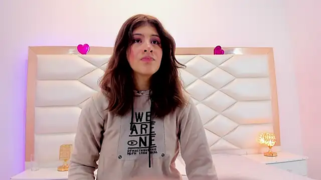 Snapshot of MiaQueen021 chatting on 14, 2, 2025 MiaQueen021 online show from 14, 2, 2025