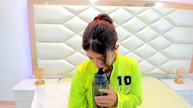 MiaQueen021 online show from 21, 2, 2025