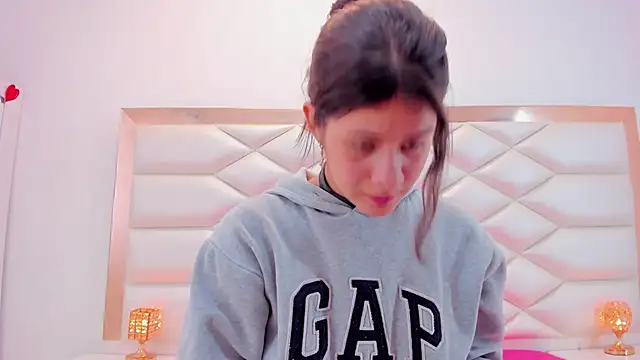 MiaQueen021 online show from 8, 3, 2025