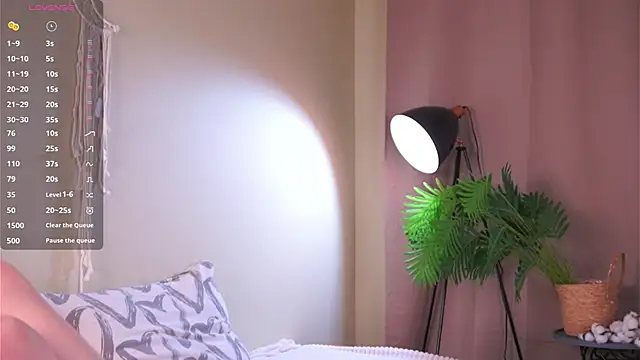 Snapshot of LinnHigh chatting on 24, 10, 2025 LinnHigh online show from 24, 10, 2025