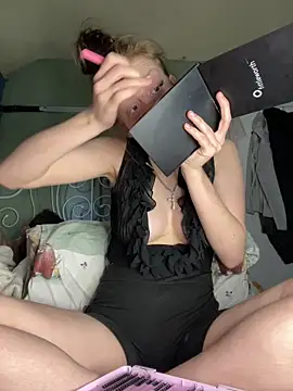 Snapshot of VioletxBlue chatting on 28, 4, 2026 VioletxBlue online show from 28, 4, 2026