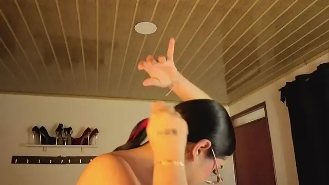 Renaxi Smith online show from 23, 11, 2025