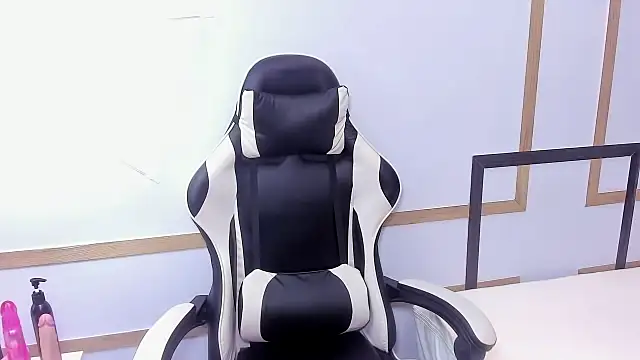 Snapshot of CharlotteGraay chatting on 4, 3, 2025 CharlotteGraay online show from 4, 3, 2025