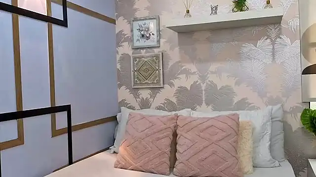 Snapshot of CharlotteGraay chatting on 6, 11, 2025 CharlotteGraay online show from 6, 11, 2025