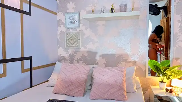 Snapshot of CharlotteGraay chatting on 25, 11, 2025 CharlotteGraay online show from 25, 11, 2025