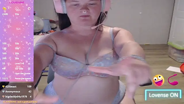 Snapshot of nowitsCynder chatting on 24, 4, 2026 nowitsCynder online show from 24, 4, 2026