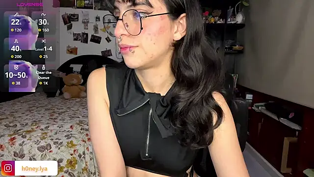 Snapshot of B0nnie_H0ney chatting on 4, 7, 2026 B0nnie H0ney online show from 4, 7, 2026