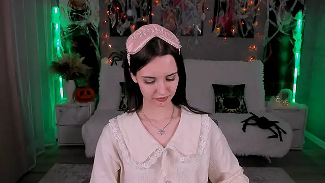 Snapshot of SamanthaaaWalker chatting on 8, 10, 2025 SamanthaaaWalker online show from 8, 10, 2025