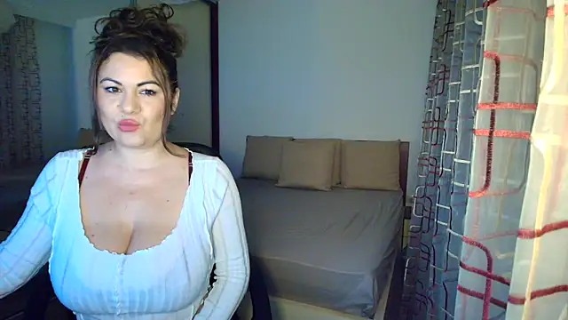 Snapshot of VixenVibesX chatting on 26, 10, 2025 VixenVibesX online show from 26, 10, 2025