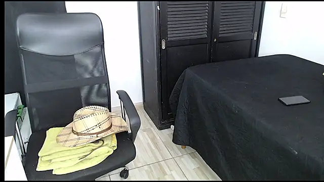 Snapshot of avis_lara chatting on 31, 10, 2025 avis lara online show from 31, 10, 2025