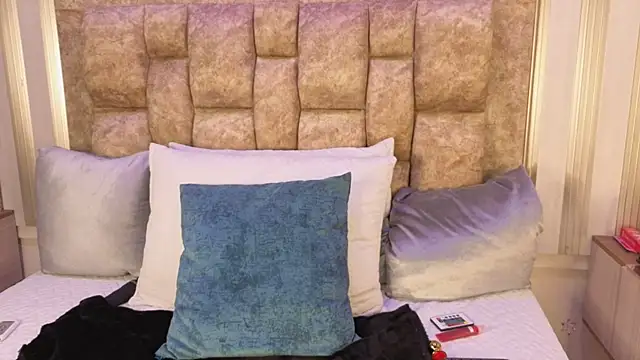 Snapshot of avis_lara chatting on 21, 11, 2025 avis lara online show from 21, 11, 2025