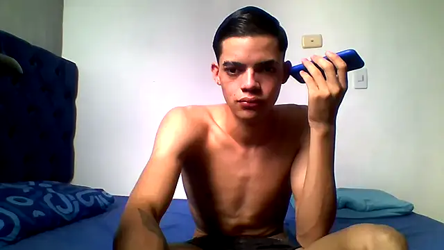 Snapshot of Latinos_2001 chatting on 1, 6, 2026 Latinos 2001 online show from 1, 6, 2026
