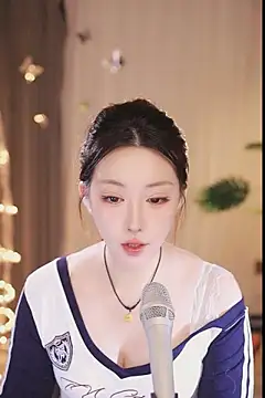 Snapshot of Dou-Dou-er chatting on 5, 3, 2025 Dou-Dou-er online show from 5, 3, 2025