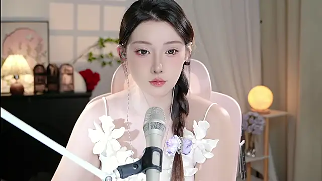 Snapshot of Dou-Dou-er chatting on 7, 10, 2025 Dou-Dou-er online show from 7, 10, 2025
