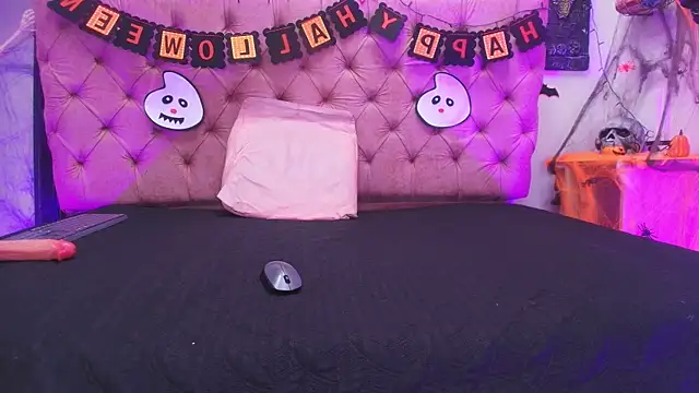 Auroraa miller online show from 30, 10, 2025