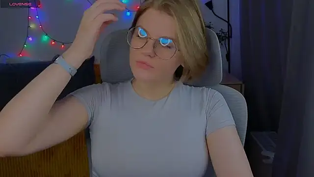 Snapshot of _JessieVibes chatting on 12, 11, 2025 JessieVibes online show from 12, 11, 2025