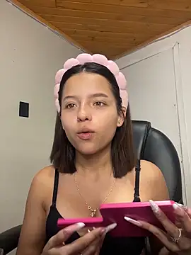 Snapshot of Sofia18_pinkk chatting on 5, 3, 2026 Sofia18 pinkk online show from 5, 3, 2026