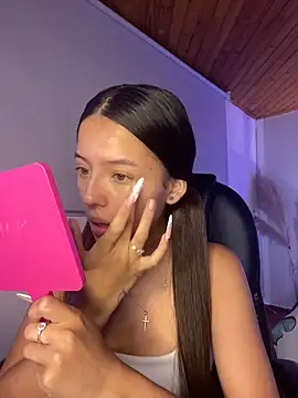 Snapshot of Sofia18_pinkk chatting on 5, 4, 2026 Sofia18 pinkk online show from 5, 4, 2026