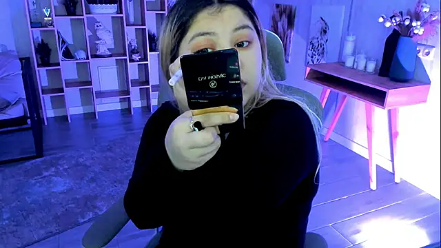 Snapshot of DiaAngell chatting on 5, 11, 2025 DiaAngell online show from 5, 11, 2025