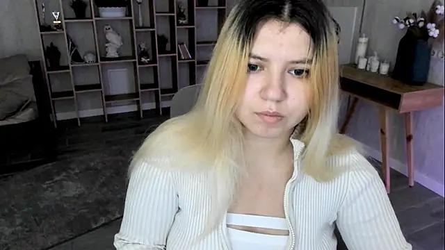 Snapshot of DiaAngell chatting on 6, 11, 2025 DiaAngell online show from 6, 11, 2025