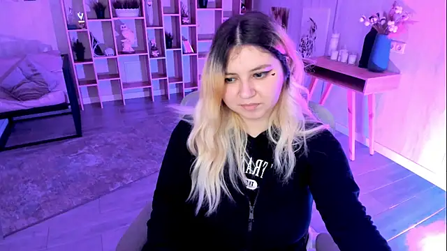 Snapshot of DiaAngell chatting on 9, 11, 2025 DiaAngell online show from 9, 11, 2025