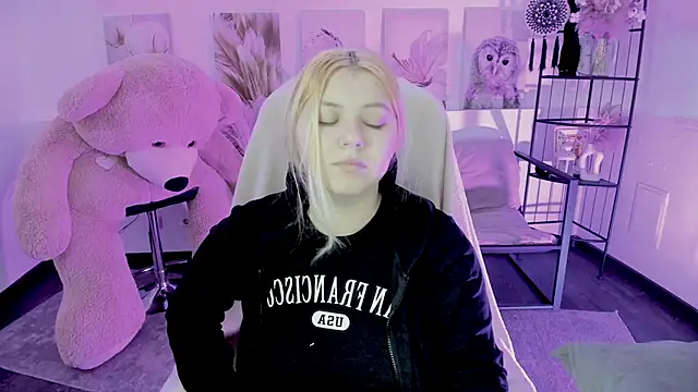 Snapshot of DiaAngell chatting on 25, 11, 2025 DiaAngell online show from 25, 11, 2025