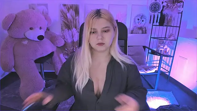 Snapshot of DiaAngell chatting on 13, 12, 2025 DiaAngell online show from 13, 12, 2025