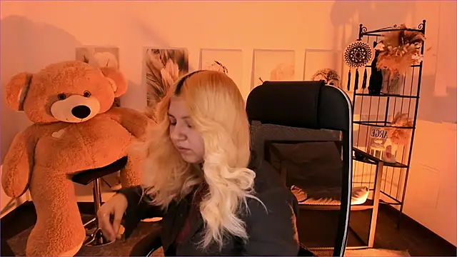 Snapshot of DiaAngell chatting on 17, 12, 2025 DiaAngell online show from 17, 12, 2025