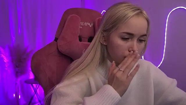 DakotaaJohnnson online show from 15, 12, 2025