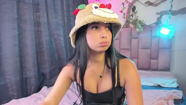 Snapshot of sofia__james chatting on 2, 12, 2025 sofia james online show from 2, 12, 2025