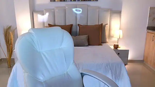 Layla Breezee online show from 4, 4, 2026