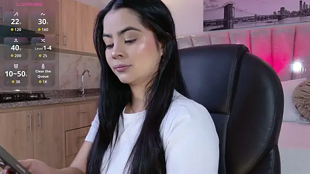 Layla Breezee online show from 6, 4, 2026