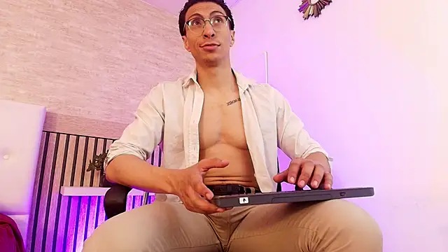 Snapshot of ApoloCruz chatting on 5, 12, 2025 ApoloCruz online show from 5, 12, 2025