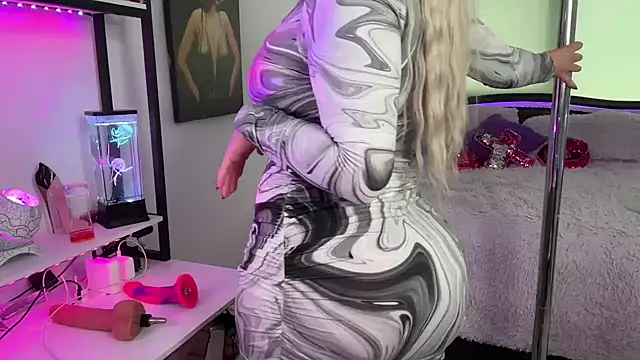 Snapshot of angeladiamond1 chatting on 12, 10, 2025 angeladiamond1 online show from 12, 10, 2025