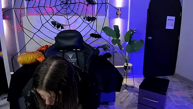 alaia greyy online show from 4, 11, 2025