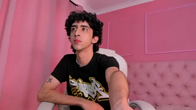 Snapshot of Alezzandro_ chatting on 5, 2, 2025 Alezzandro online show from 5, 2, 2025