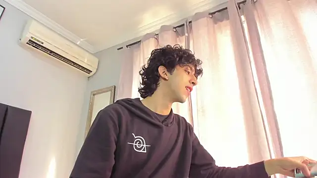 Snapshot of Alezzandro_ chatting on 17, 2, 2025 Alezzandro online show from 17, 2, 2025