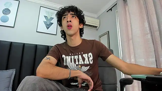 Snapshot of Alezzandro_ chatting on 18, 2, 2025 Alezzandro online show from 18, 2, 2025