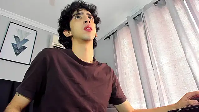 Snapshot of Alezzandro_ chatting on 20, 2, 2025 Alezzandro online show from 20, 2, 2025